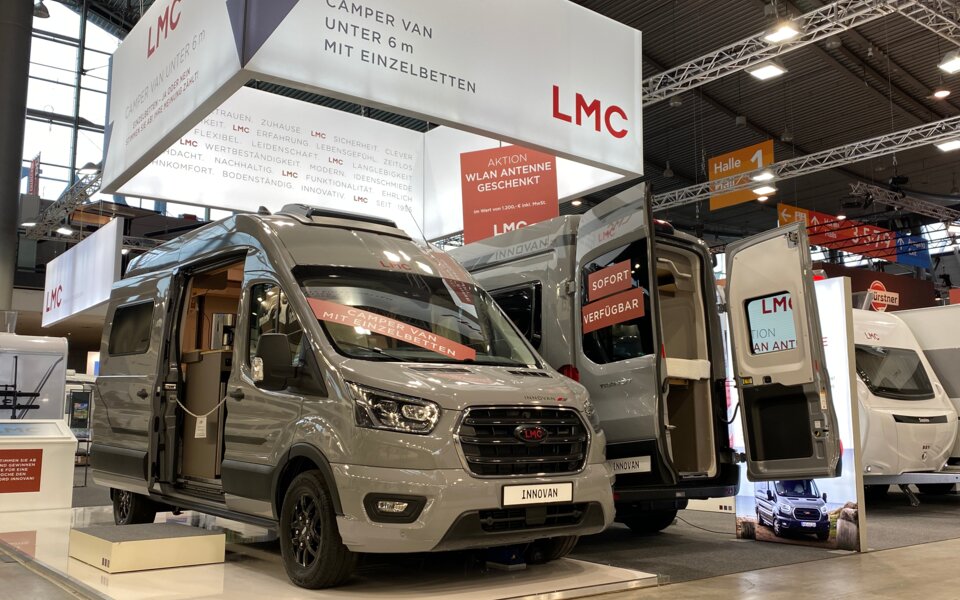 LMC Messestand im Vordergrund der LMC Innovan