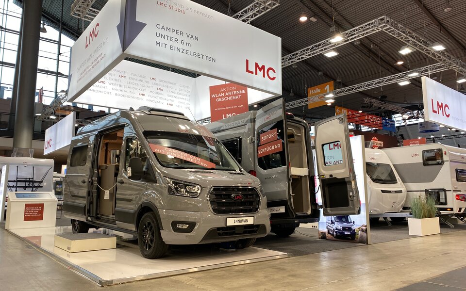 LMC Messestand im Vordergrund der LMC Innovan