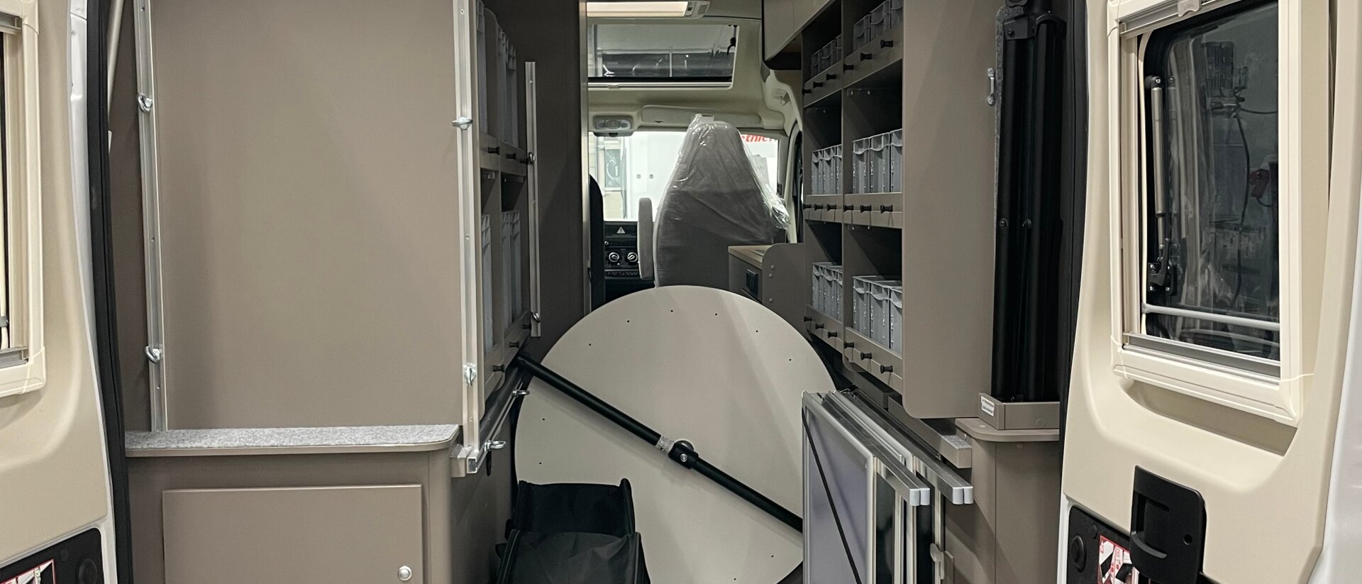 Ausgestelltes LMC Wohnmobil Innenansicht durch Hintertür