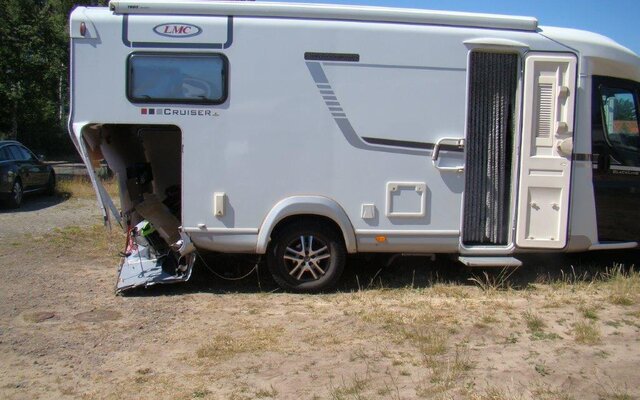 Seitenansicht Unfallschaden LMC Cruiser