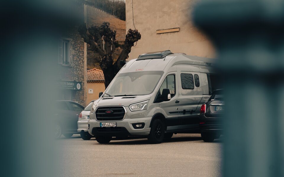 LMC Camper auf einem Parkplatz