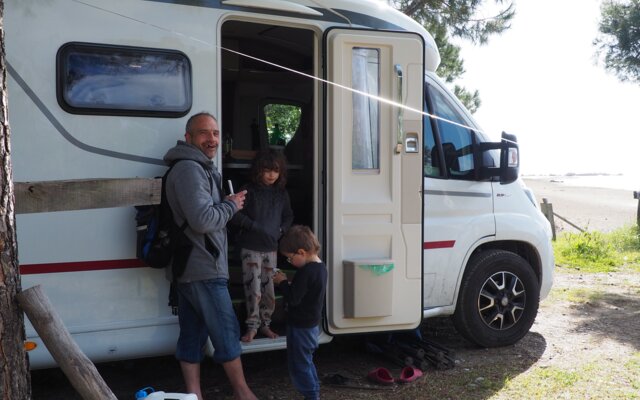 Vater mit zwei Kindern an offener Tür eines LMC Campers