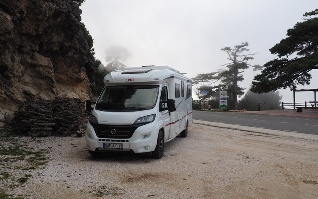 LMC Wohnmobil auf Seitenstreifen in albanischer Landschaft