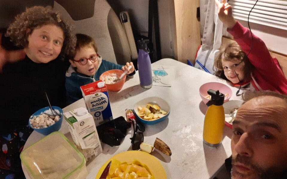 Familienselfie beim Essen im LMC Camper