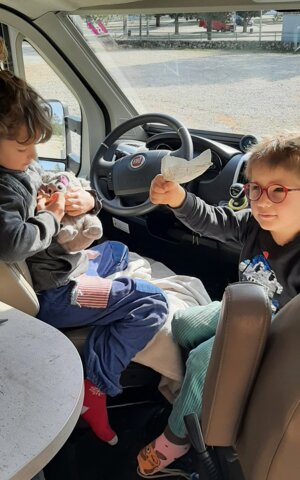 Kinder am Spielen im LMC Wohnmobil