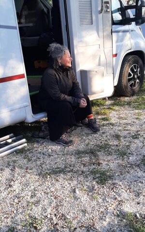 Lachende Frau in offenem LMC Camper