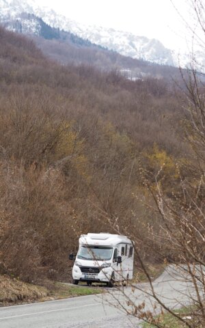 Geparkter LMC Camper auf Landstraße
