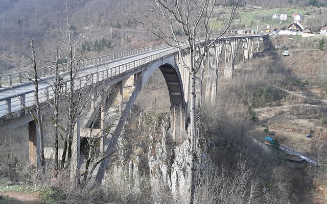 Große Brücke in Landschaft