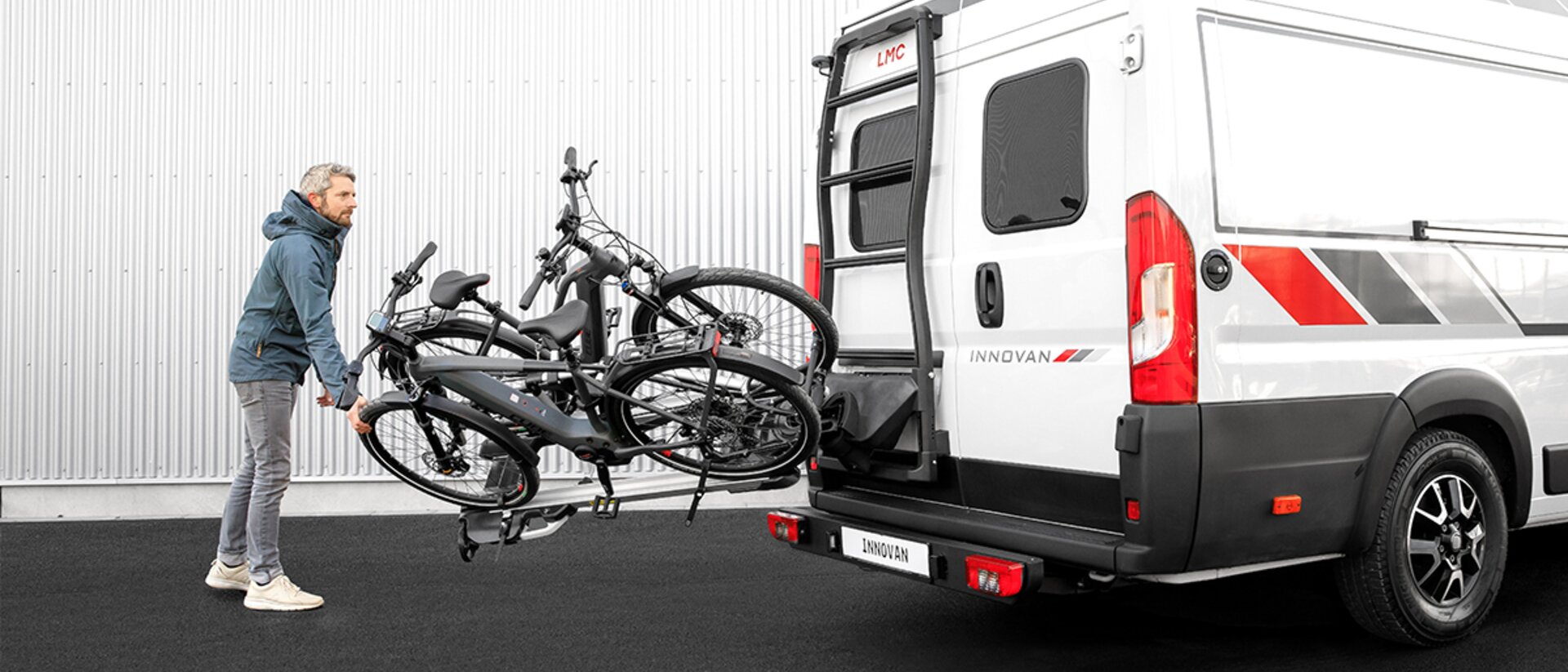 Mann bedient Fahrradhalter Backrack am LMC Innovan