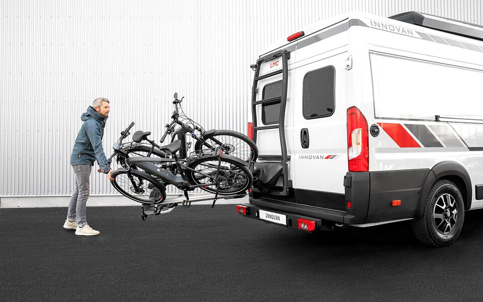Mann bedient Fahrradhalter Backrack am LMC Innovan