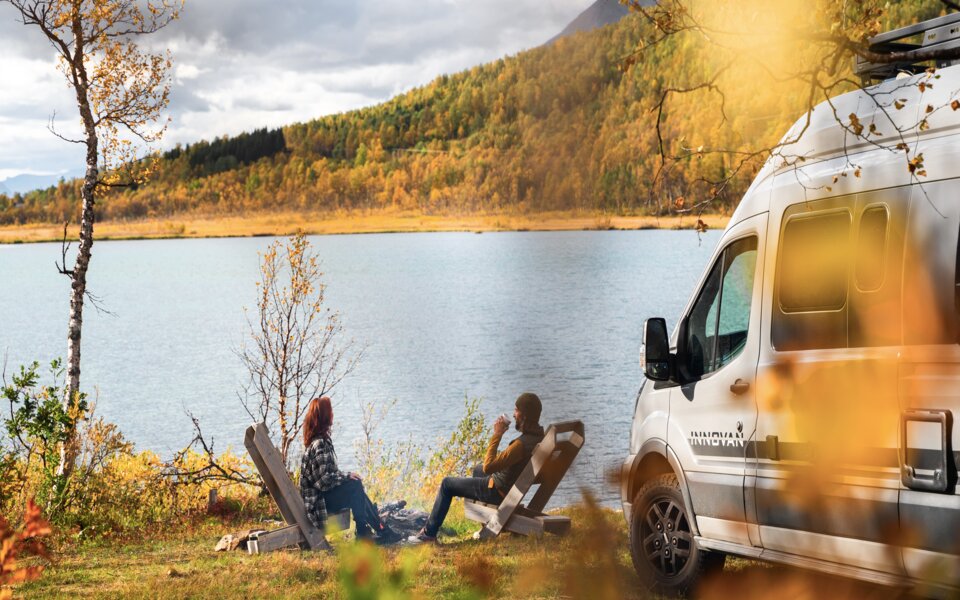 Mann und Frau am See mit LMC Innovan im Bild; Landschaft in herbstlichen Farben