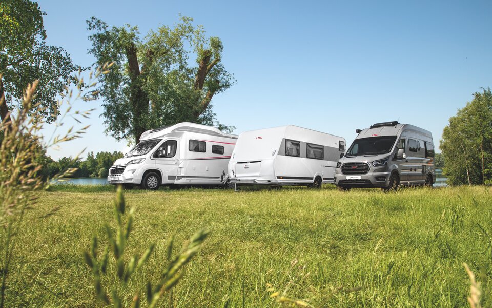 Drei LMC Modelle auf grüner Wiese 