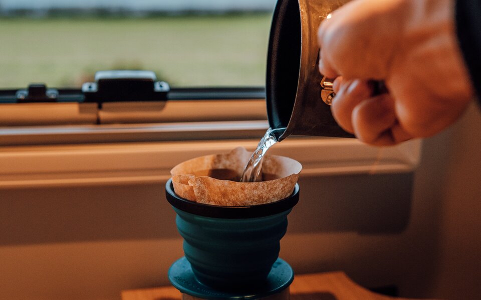 Aufgießen eines Filterkaffees im LMC Wohnmobil