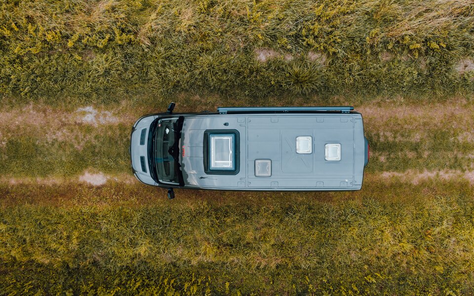Drohnenaufnahme von LMC Wohnmobil auf Feld