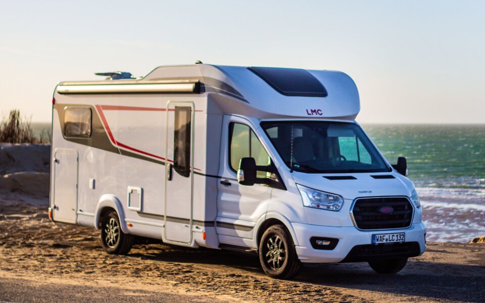 LMC Wohnmobil am Strand mit Meer im Hintergrund