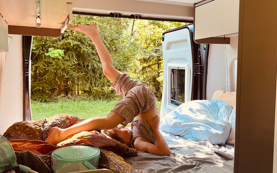 Kind turnt auf Bett in Campingfahrzeug 