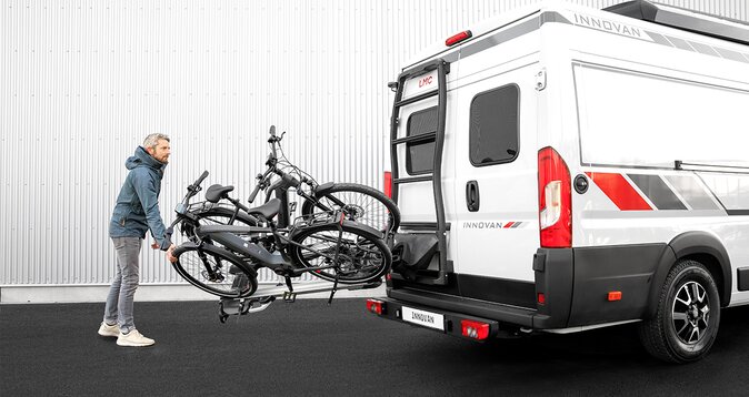 LMC Caravan GmbH & Co.KG | © Mann packt Fahrräder auf den Träger vom LMC Innovan 