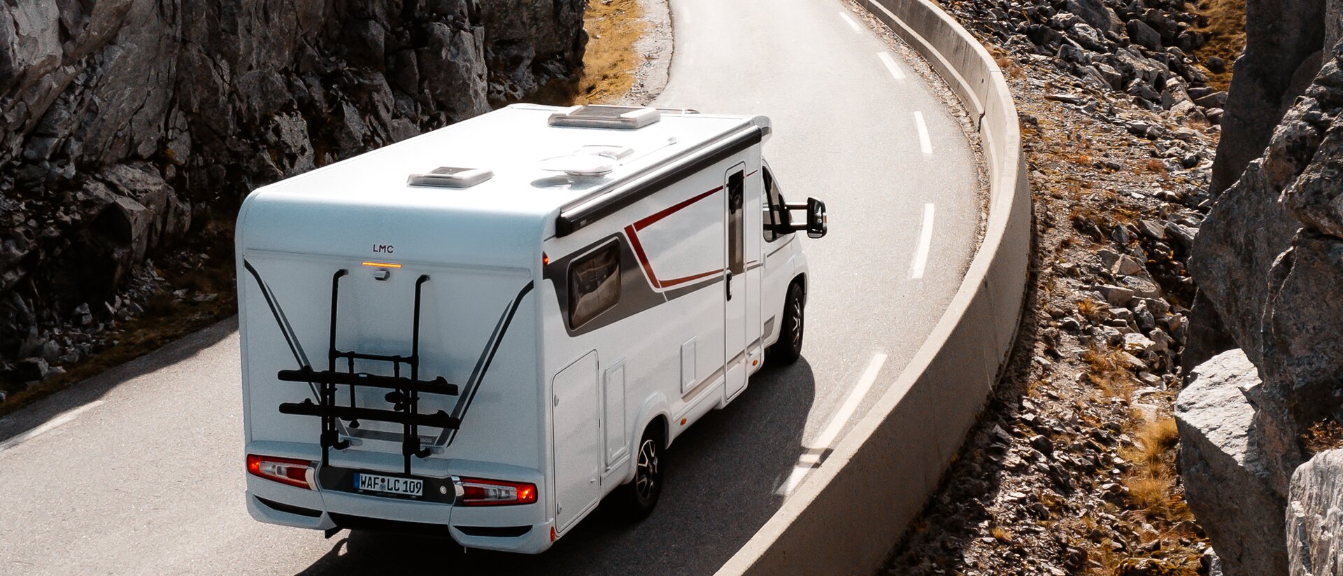 LMC Tourer Wohnmobil auf bergiger Straße