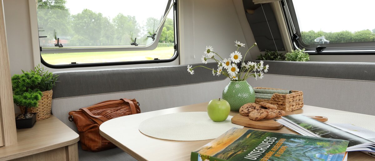 Wohnwagen LMC Tandero mit natürlichem Dekostil Tisch