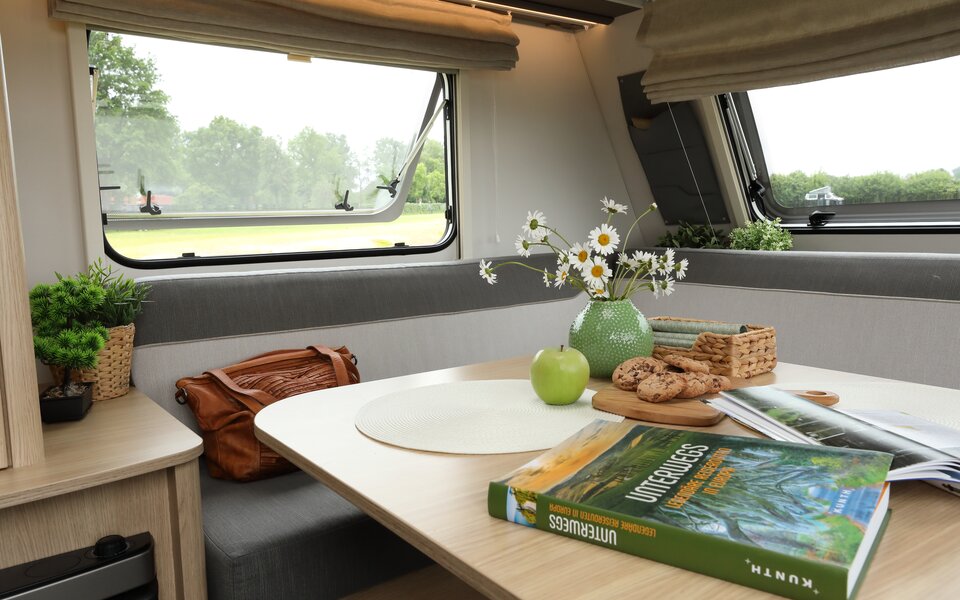 Wohnwagen LMC Tandero mit natürlichem Dekostil Tisch