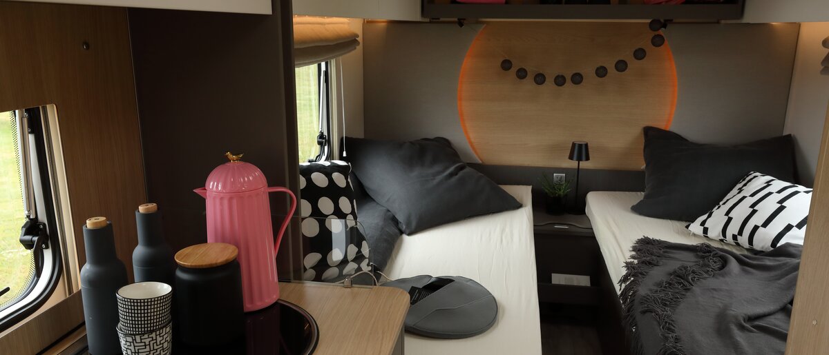 Wohnwagen LMC Tandero mit trendigem Dekostil Küche und Bett