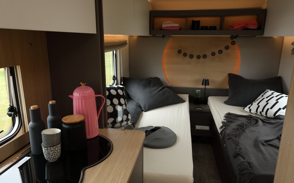 Wohnwagen LMC Tandero mit trendigem Dekostil Küche und Bett