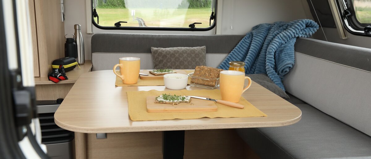 Wohnwagen LMC Tandero im Sunshine Stil Tisch