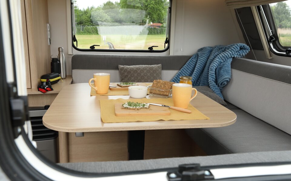 Wohnwagen LMC Tandero im Sunshine Stil Tisch