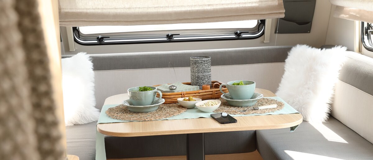 Wohnwagen LMC Tandero im Boho Stil Tisch
