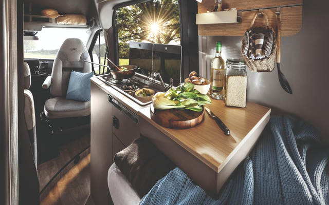 LMC Innovan 592 Küche mit Auszug 