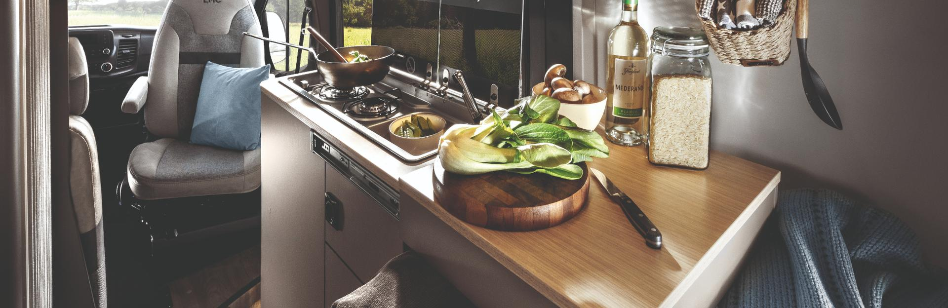 LMC Innovan 592 Küche mit Auszug 