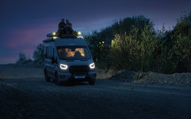 Nachtbild vom LMC Innovan active von vorne