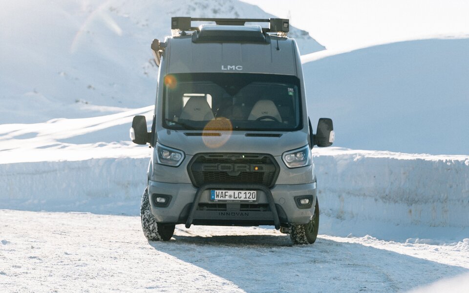 Camper Van LMC Innovan Active in winterlicher Landschaft