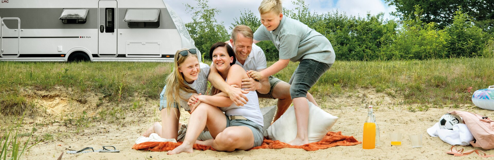 Familie vor einem LMC Wohnwagen 