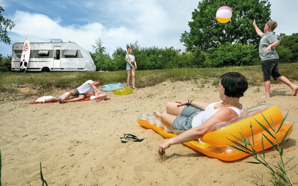 Urlaub mit der Familie am Wasser mit dem LMC Style Wohnwagen.