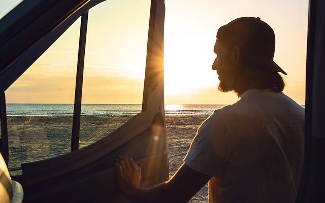 Vanlife-Moment am Meer: Eric genießt den Sonnenuntergang am Strand von Rømø.