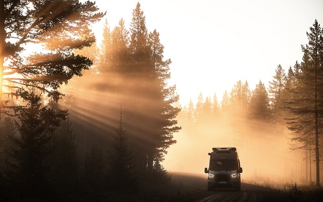 LMC Innovan Active fährt bei Sonnenaufgang über die Straße 