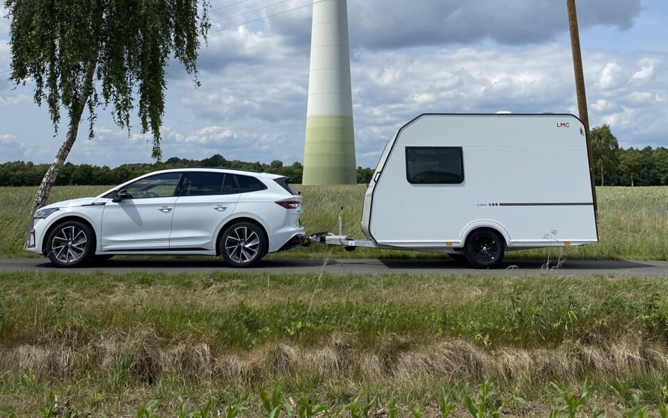 E-Auto zieht den LMC Wohnwagen e:dero.