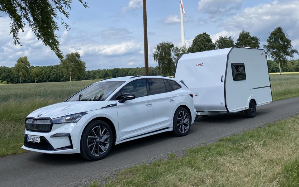 E-Auto zieht den LMC Wohnwagen e:dero