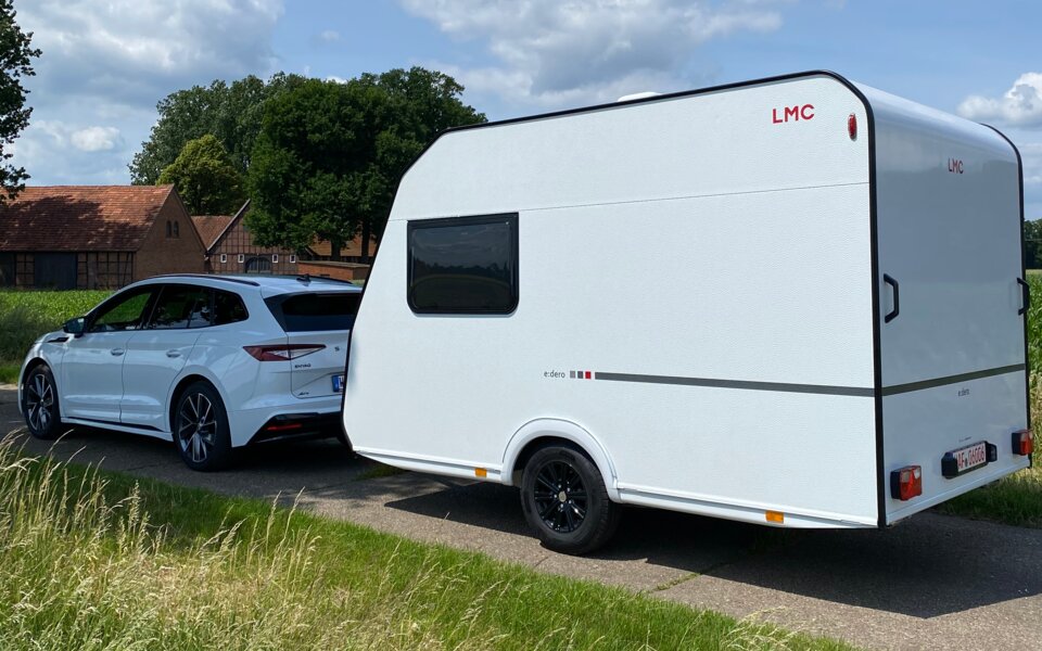 E-Auto zieht den LMC Wohnwagen e:dero.