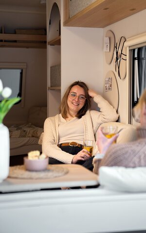 Zwei Frauen sitzen in der Sitzgruppe vom LMC Wohnwagen e:dero.