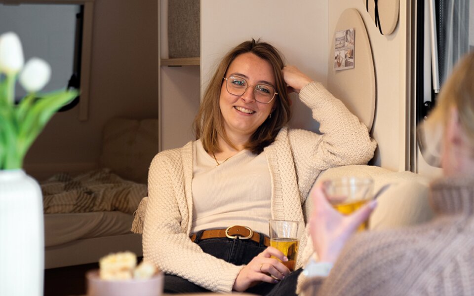 Zwei Frauen sitzen in der Sitzgruppe vom LMC Wohnwagen e:dero.