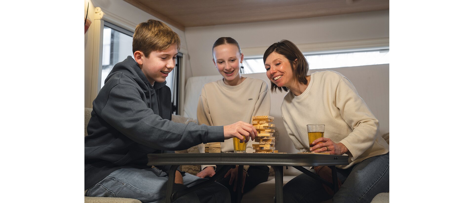 Familie im LMC Wohnwagen e:dero