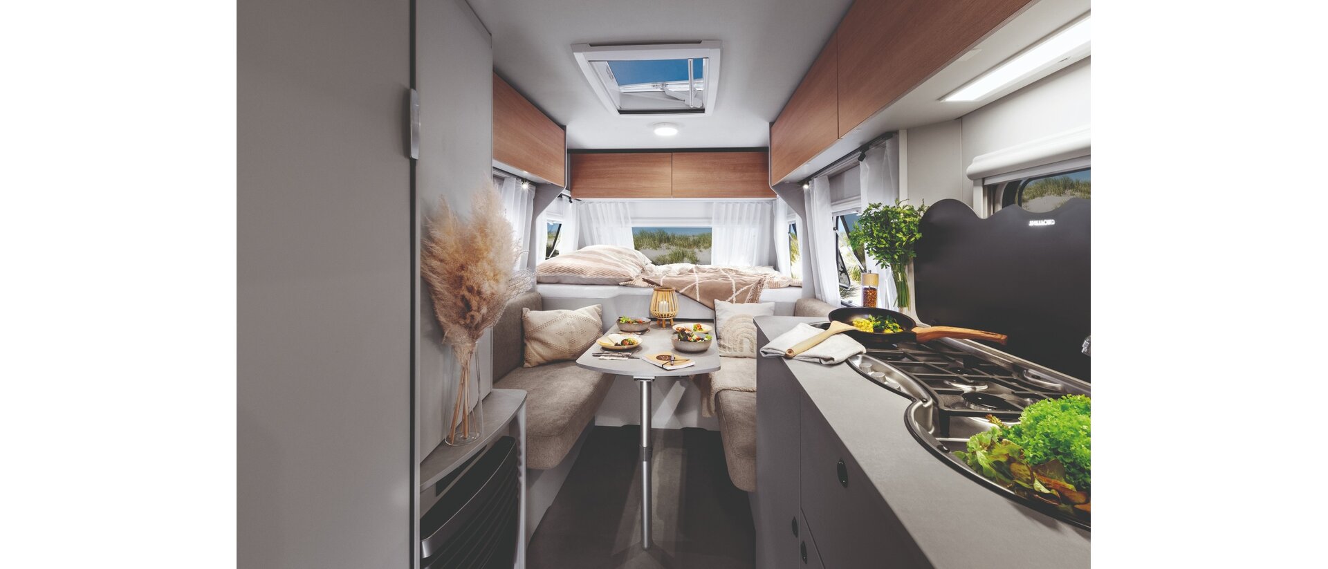 De foto toont het stijlvolle en goed uitgeruste interieur van een LMC Sassino caravan.